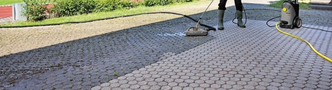 Tuintegels schoonmaken met chloor Ochtend schoonmaakwerk